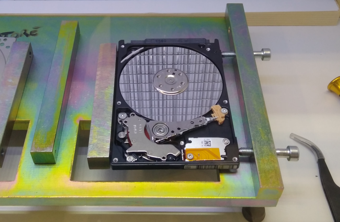 Hard disk aperto nel laboratorio recupero dati